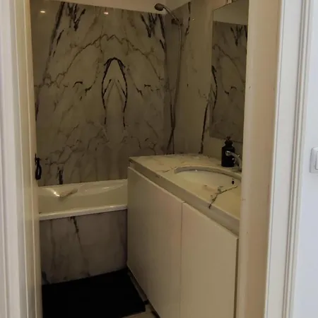 Triplo Com Wc Privativo No Coracao Do Chiado * Lisboa