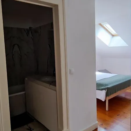 Triplo Com Wc Privativo No Coracao Do Chiado