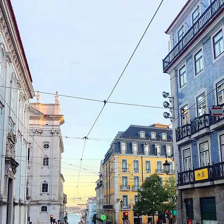 Triplo Com Wc Privativo No Coracao Do Chiado * Lisbon