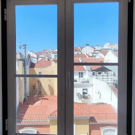 Triplo Com Wc Privativo No Coracao Do Chiado *
