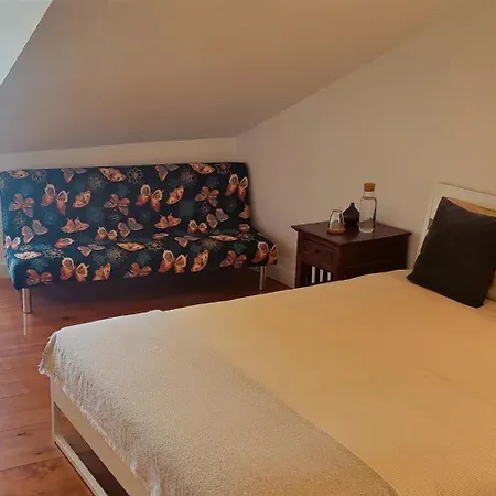 Triplo Com Wc Privativo No Coracao Do Chiado Homestay Lisbon